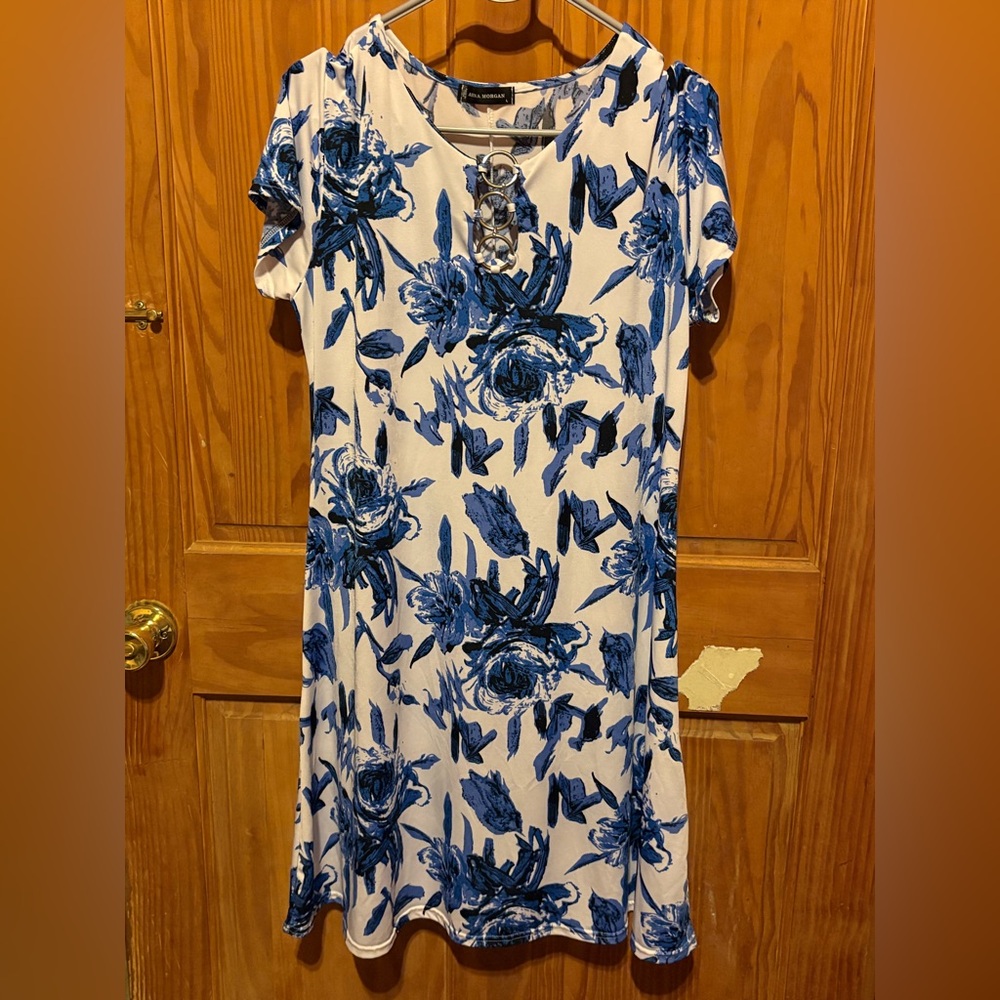 NFS-SOLD-VEGAS_POSH 
Blue Floral Short Sleeve Dress - Women's